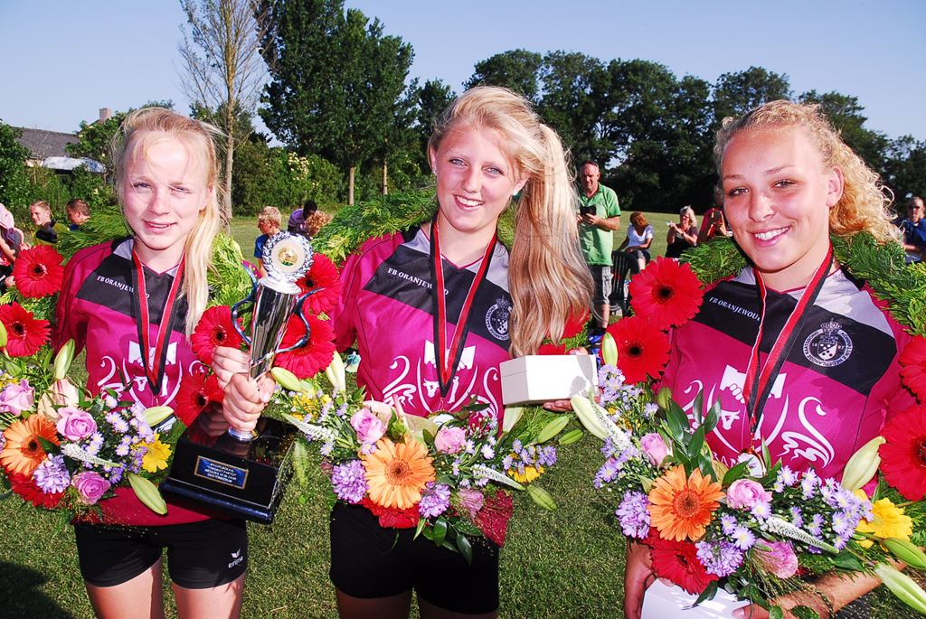 Oosterbierum  Takomstpartij 1 juli 2015 vlnr Serena Hovenga, Martzen Deinum en Leila-Janneke Mofakkir