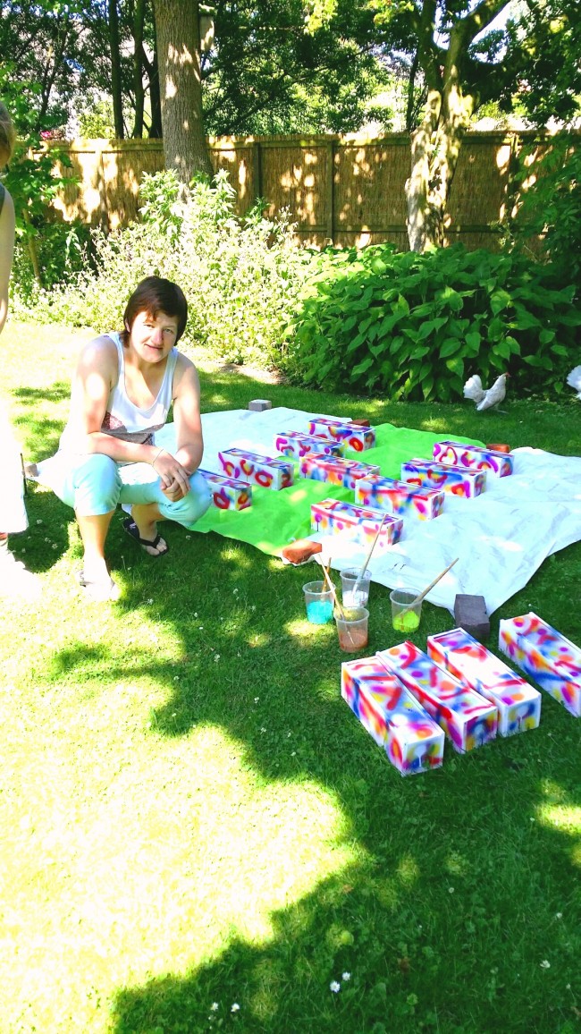 Geerte met wijnkistjes