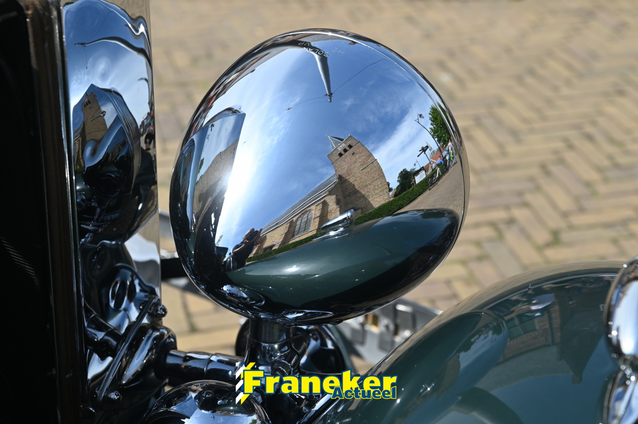 Oldtimer Elfstedentocht brengt zon, sfeer en klassieke auto’s naar Franeker