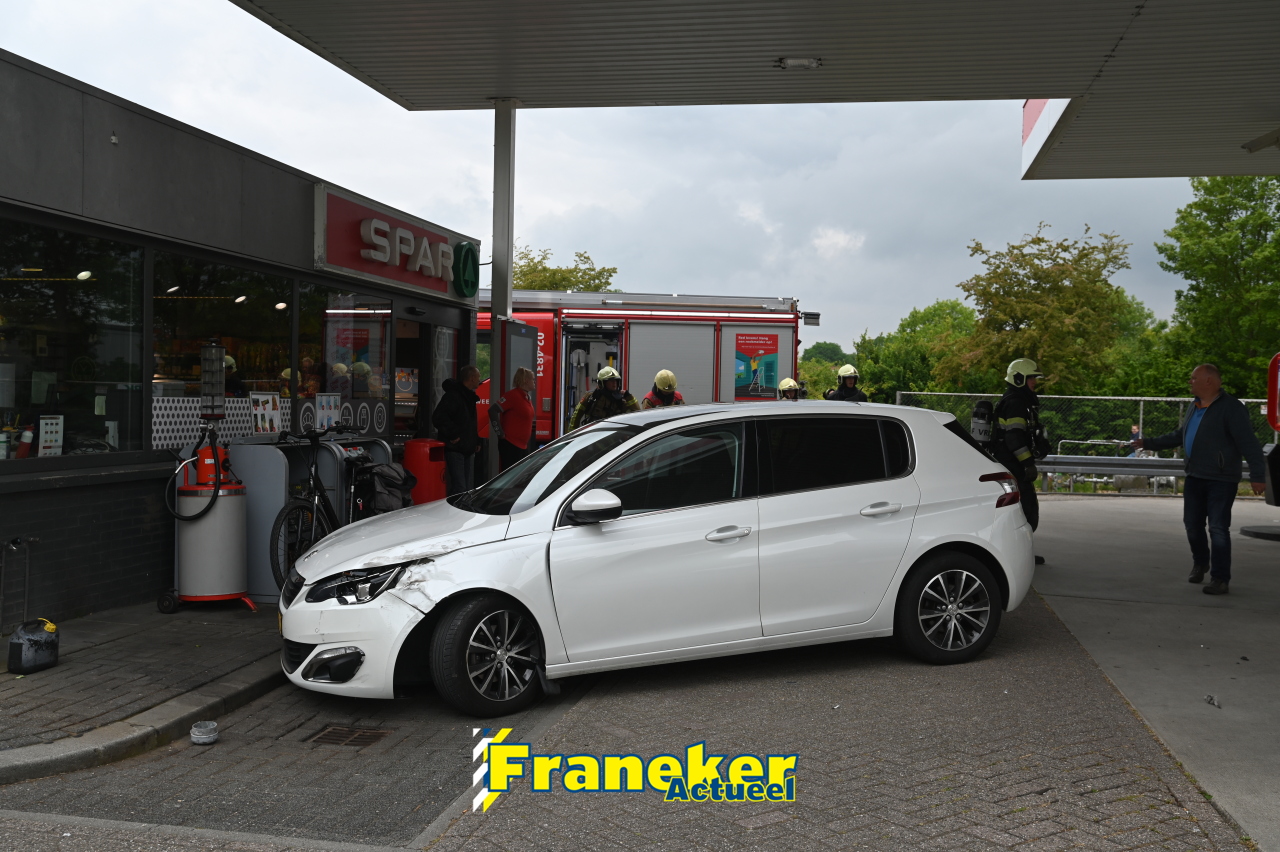 Auto ramt paaltje bij Tankstation, geen ernstig letsel