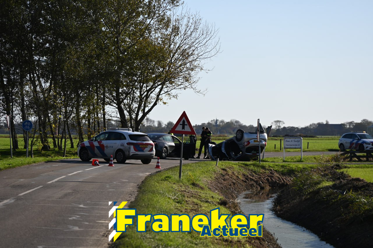 Auto slaat over de kop na aanrijding op Frentsjerdyk