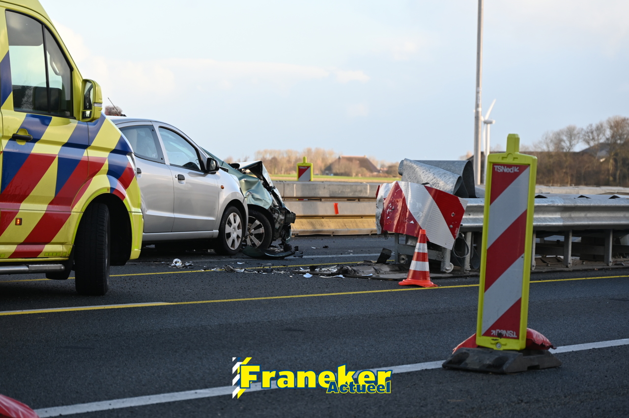 Auto’s botsen op obstakelbeveiliging A31 bij Franeker