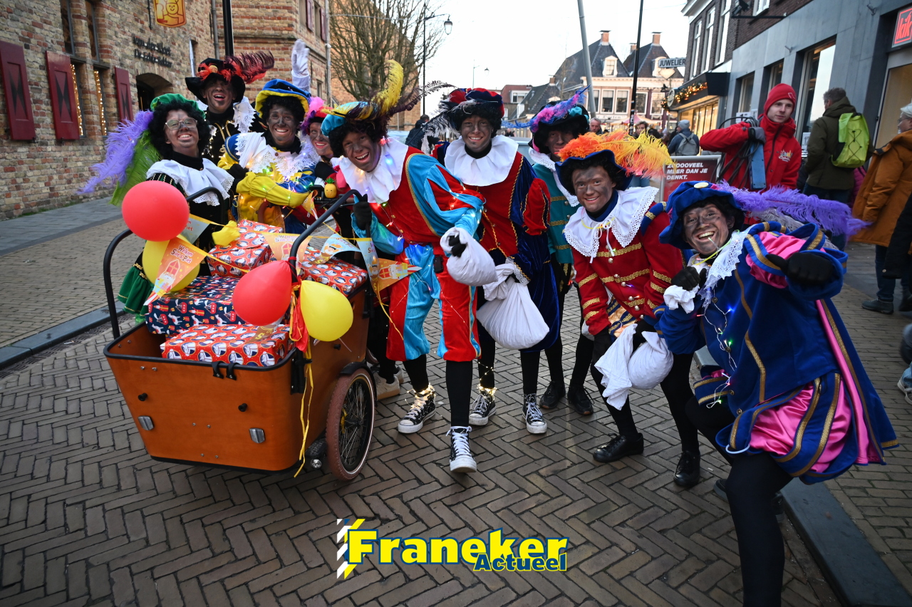 Gezellig drukte bij Sinterklaasmiddag en lichtjestocht