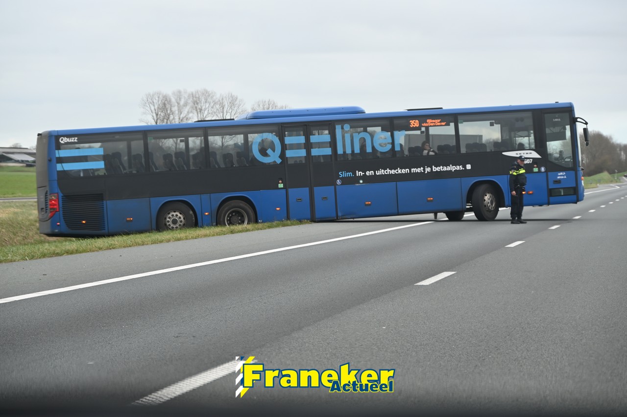Qbuzz rijdt zich vast bij poging tot keren op A31 bij Zweins