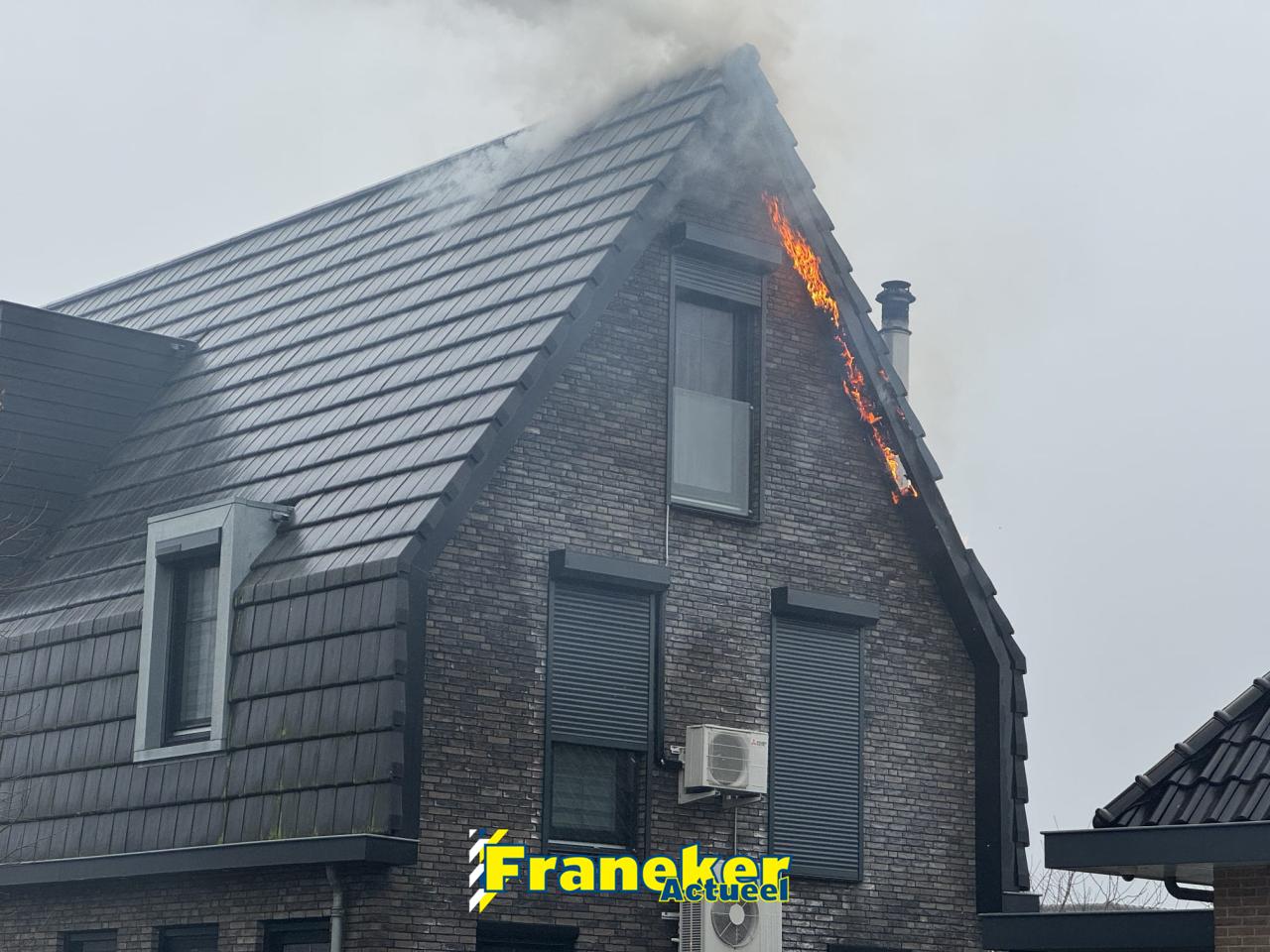 Dakbrand aan Dyksfeart in Franeker: deel van dak verwoest