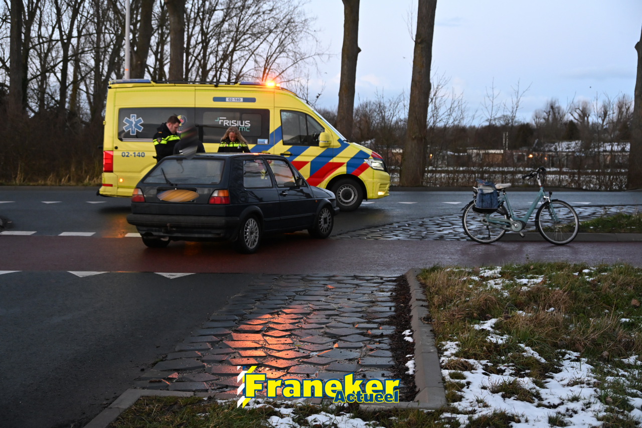 Auto botst met fietsster op Harlingerweg in Franeker