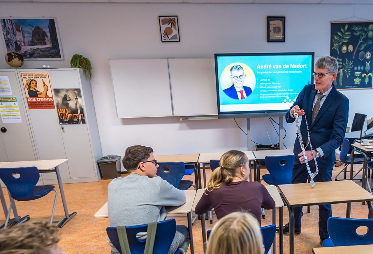 Burgemeester in gesprek met leerlingen AMS over democratie
