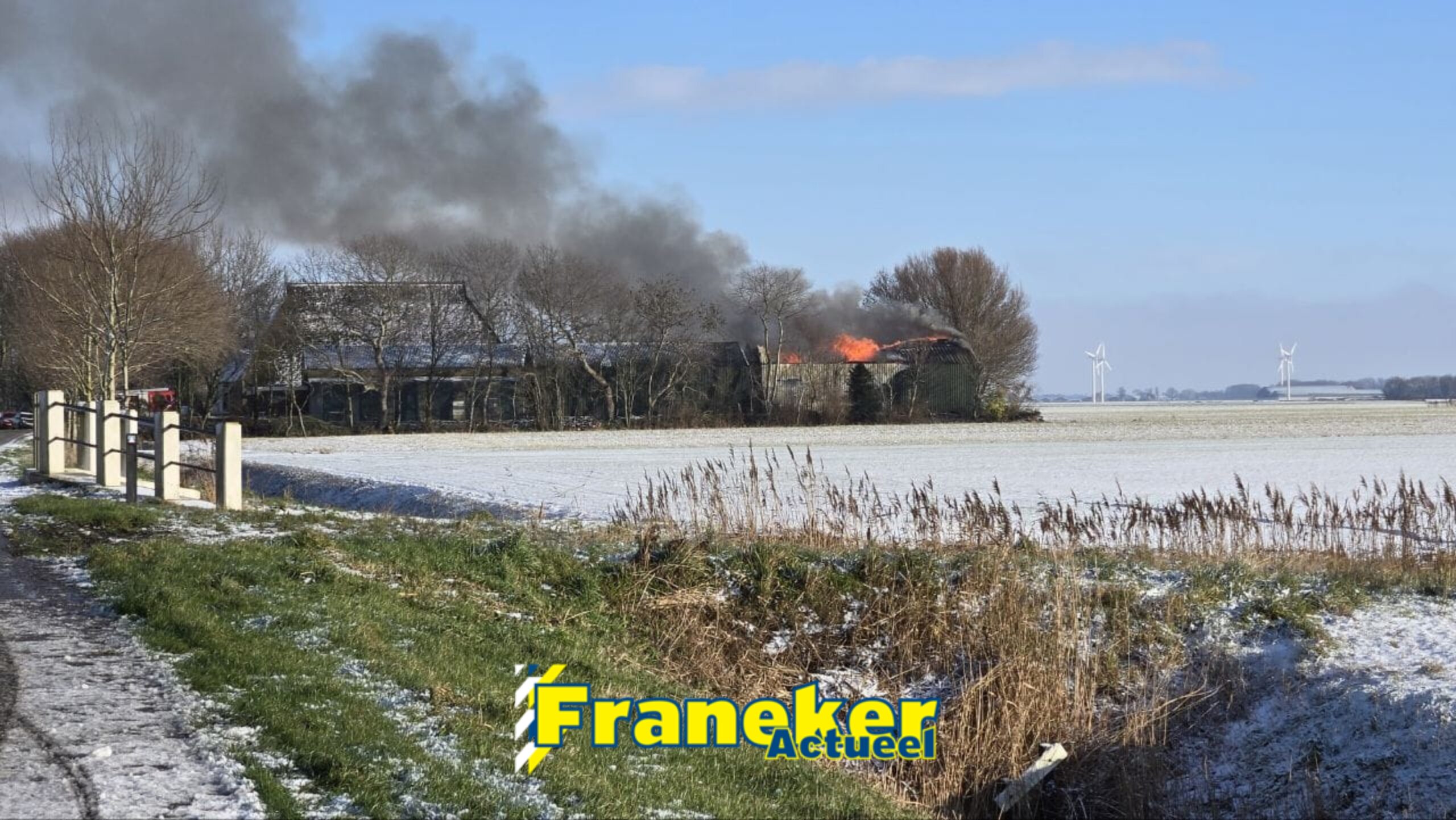 Zeer grote brand in hooiloods Tzummarum: veel rookontwikkeling