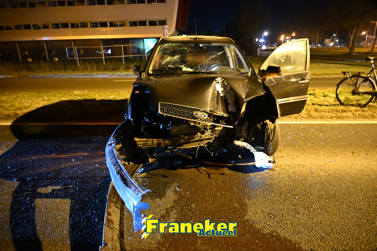 Auto ramt lantaarnpalen op Burgemeester J. Dijkstraweg in Franeker, bestuurder aangehouden