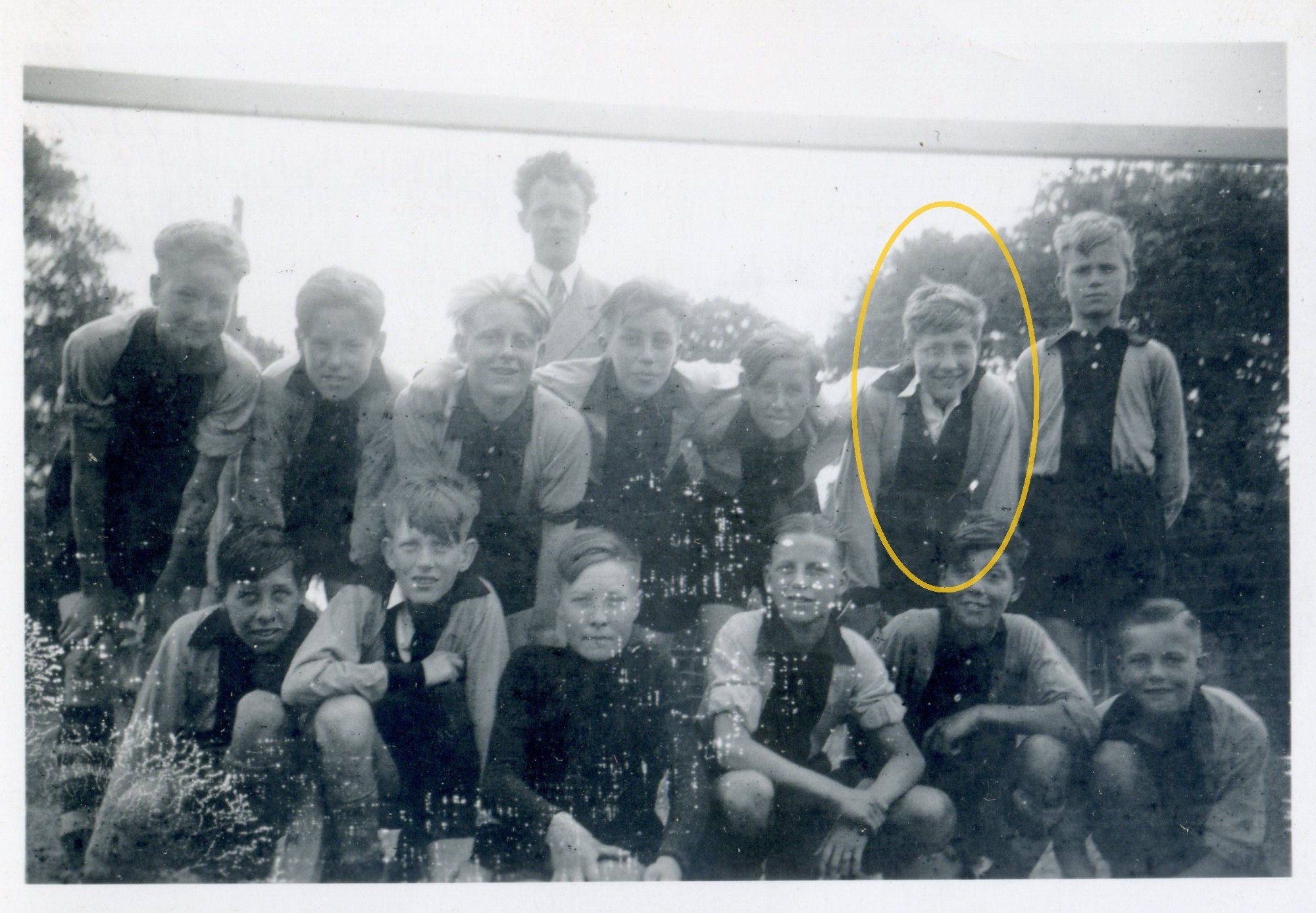 Wie oh wie is de man op de foto? Kun jij helpen?