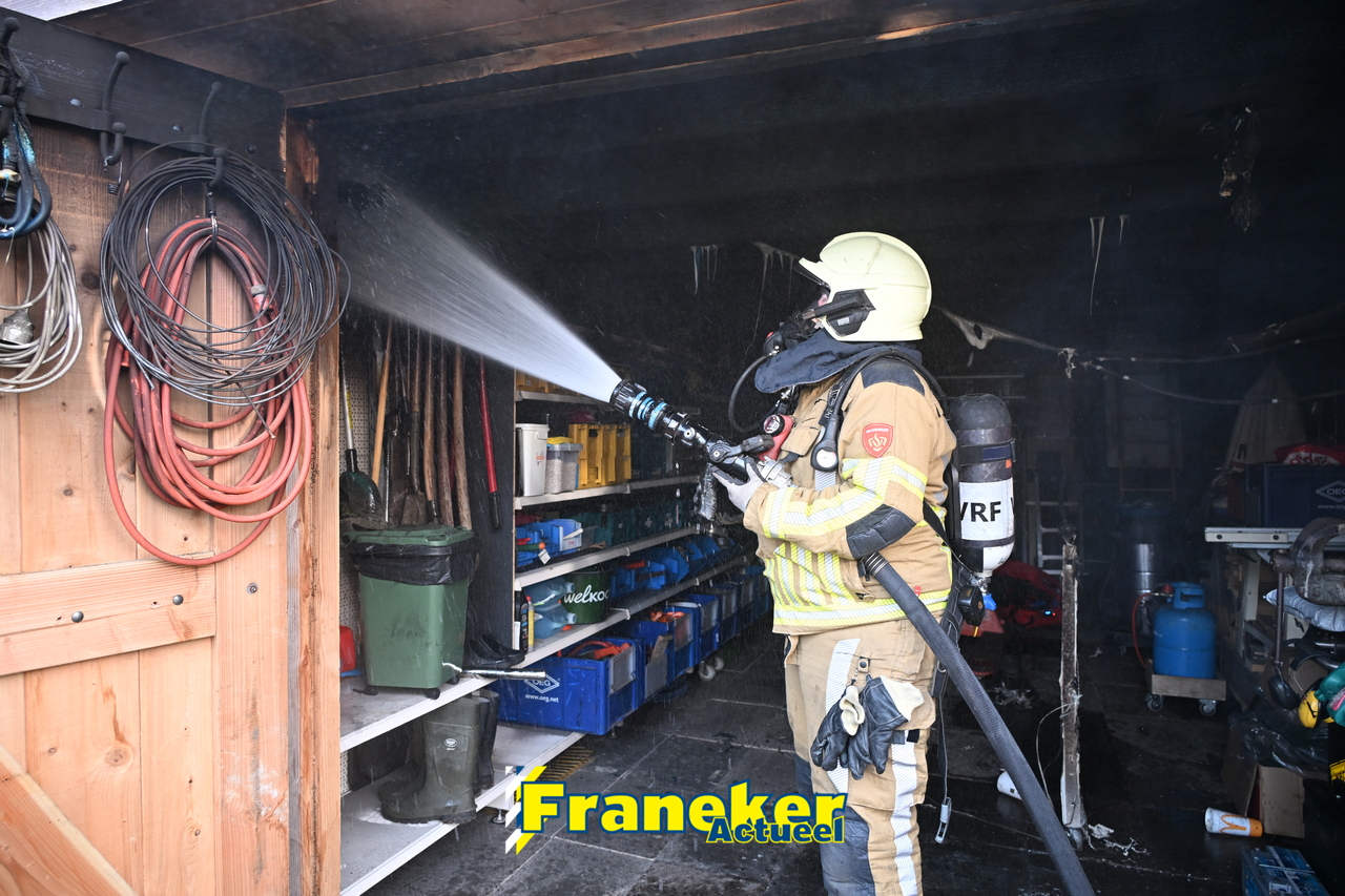 Snel ingrijpen voorkomt grotere schade bij garagebrand in Hitzum