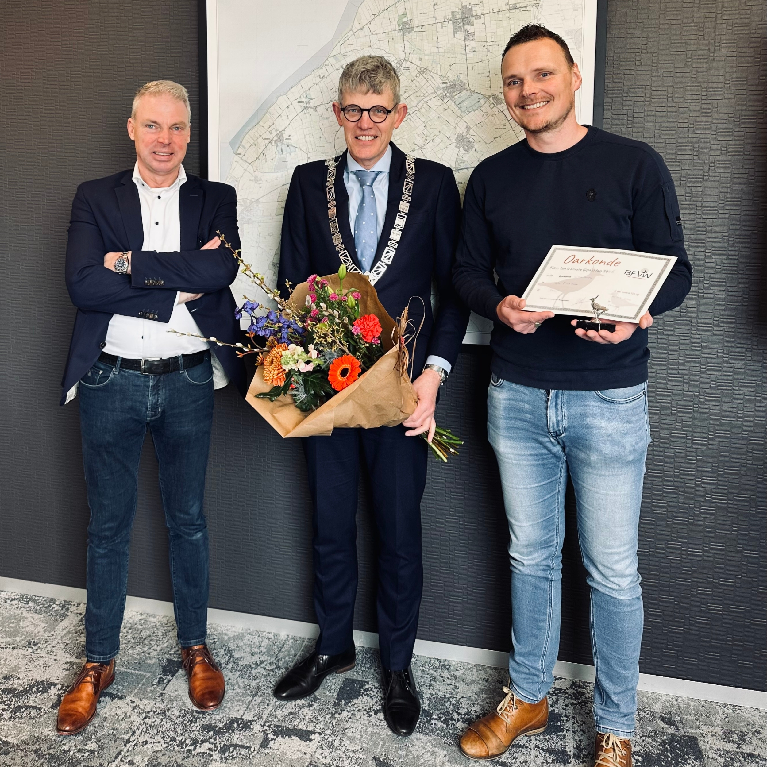 Burgemeester feliciteert Eduard van der Hoek: vinder eerste ljipaai van 2026 in Waadhoeke