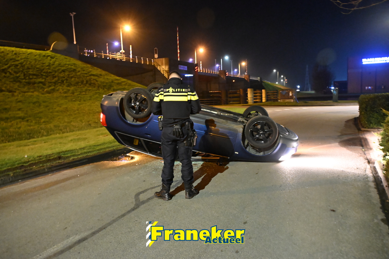 Auto slaat over de kop op de James Wattstraat: Bestuurder komt met de schrik vrij