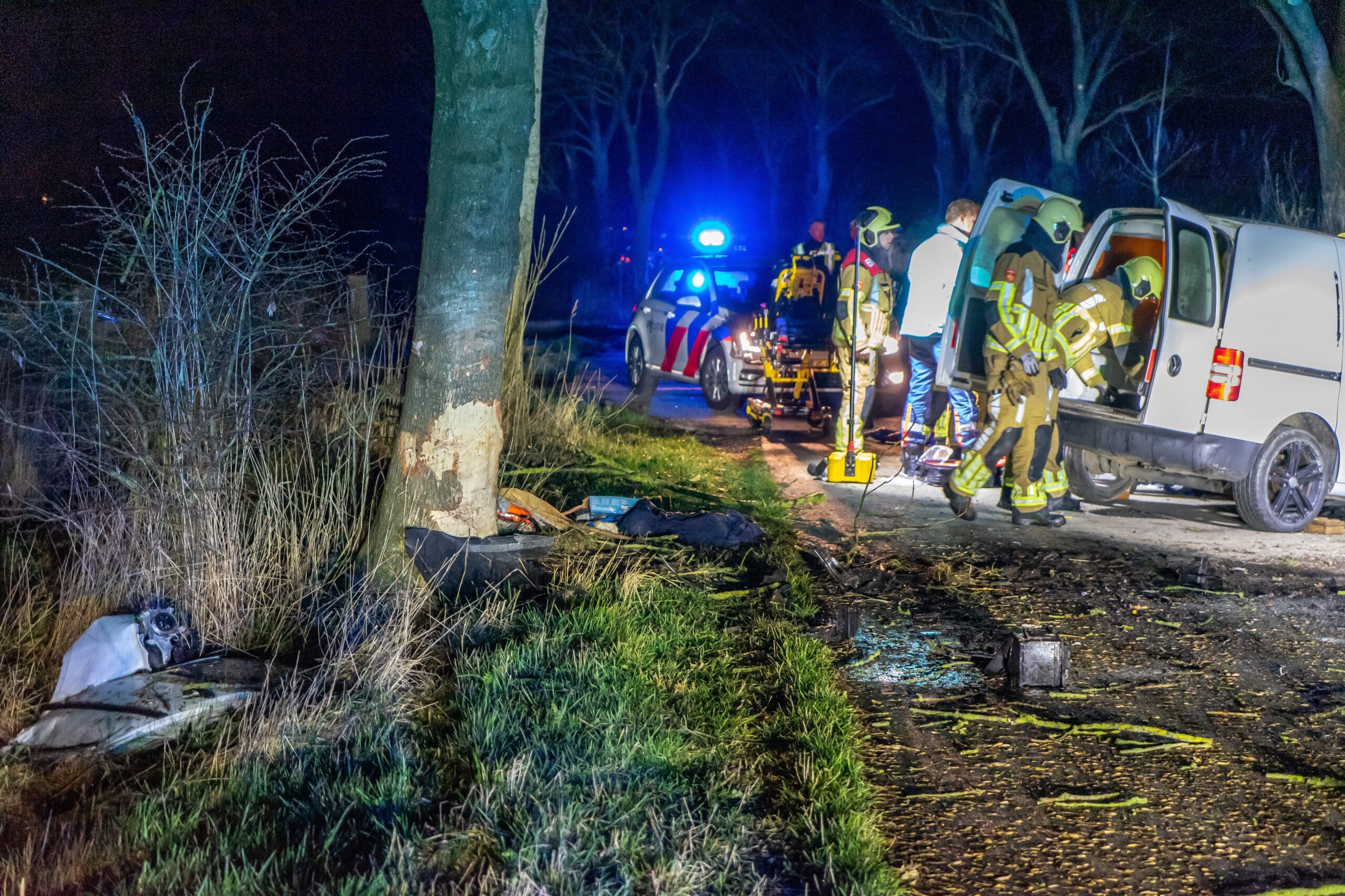 Bestelbus botst tegen boom: bestuurder zwaargewond
