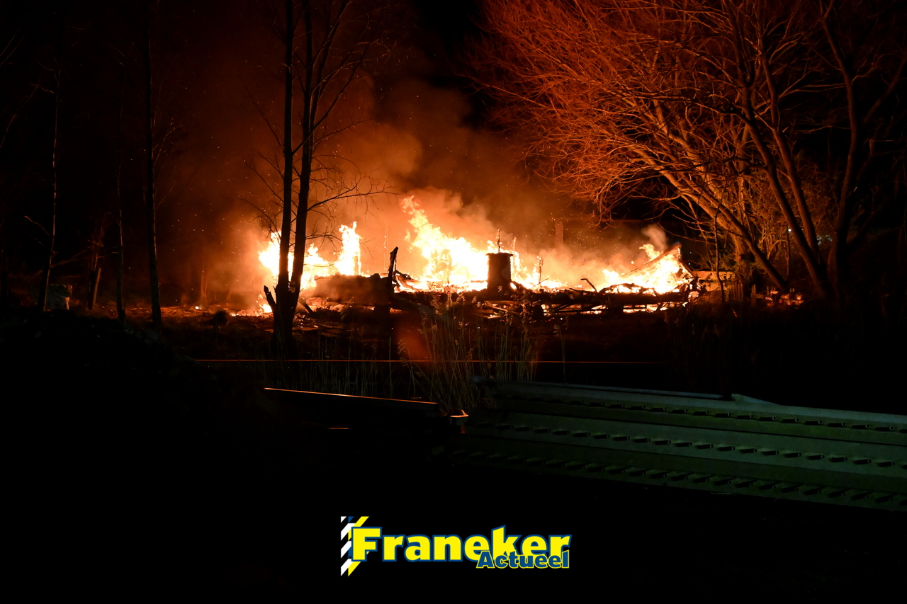 Stacaravan volledig verwoest door felle brand aan de Harlingervaart