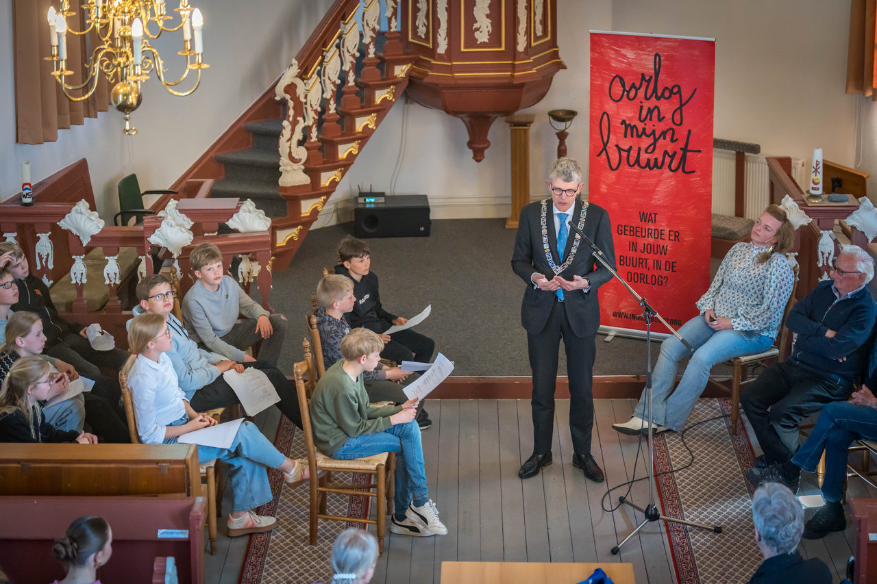 Leerlingen uit Wjelsryp delen oorlogsverhalen en vieren samen de vrijheid.