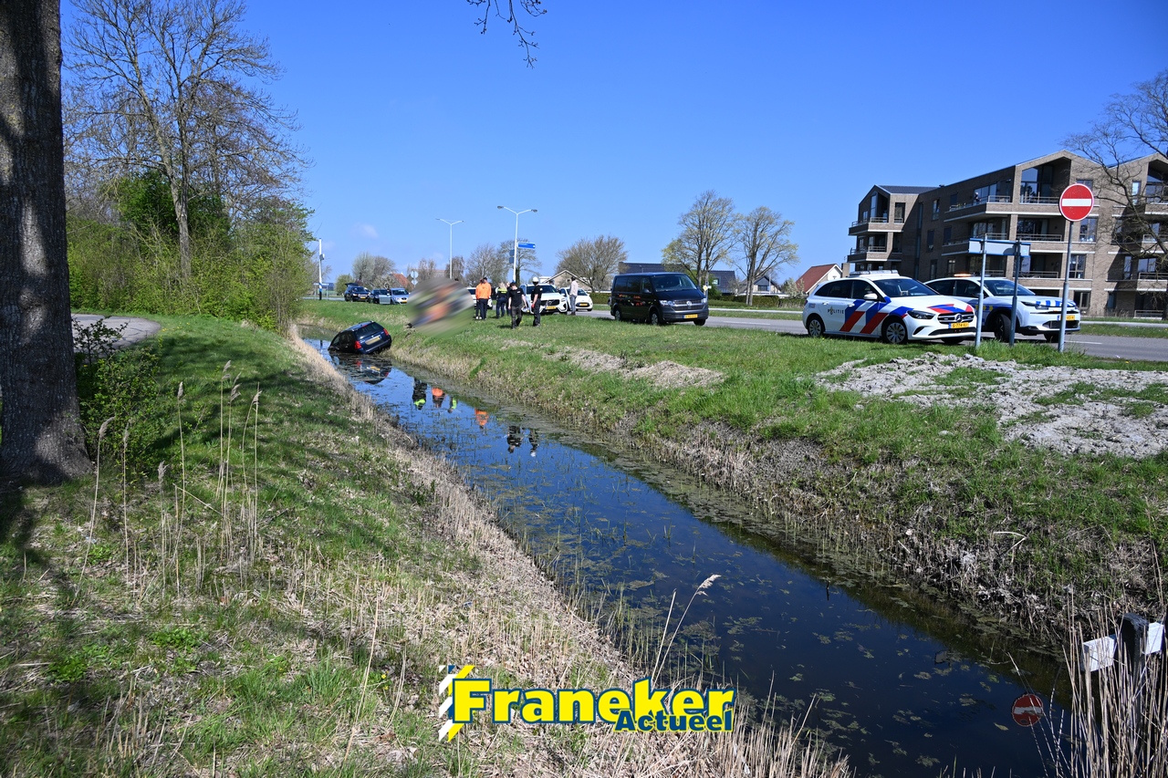 Voertuig na aanrijding te water op kruising Burg. J. Dijkstraweg – A. van Voorthuijsenweg.