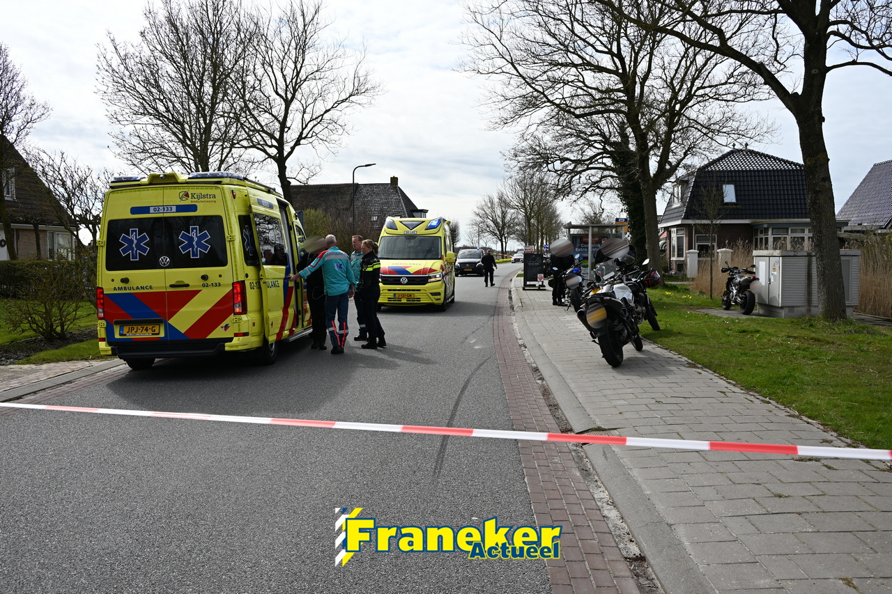 Twee gewonden bij motorongeval; weg afgesloten voor politieonderzoek Oosterbierum