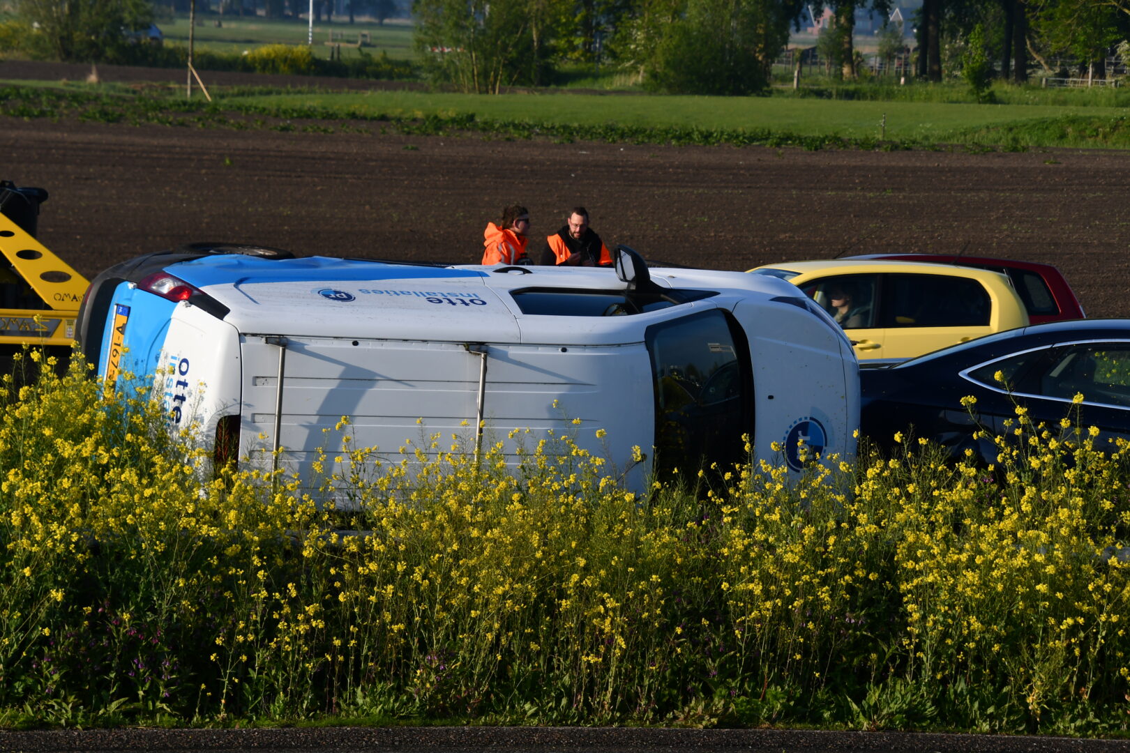 Bestelbus kantelt bij ongeval op N31 bij Marsum, lange file richting Leeuwarden