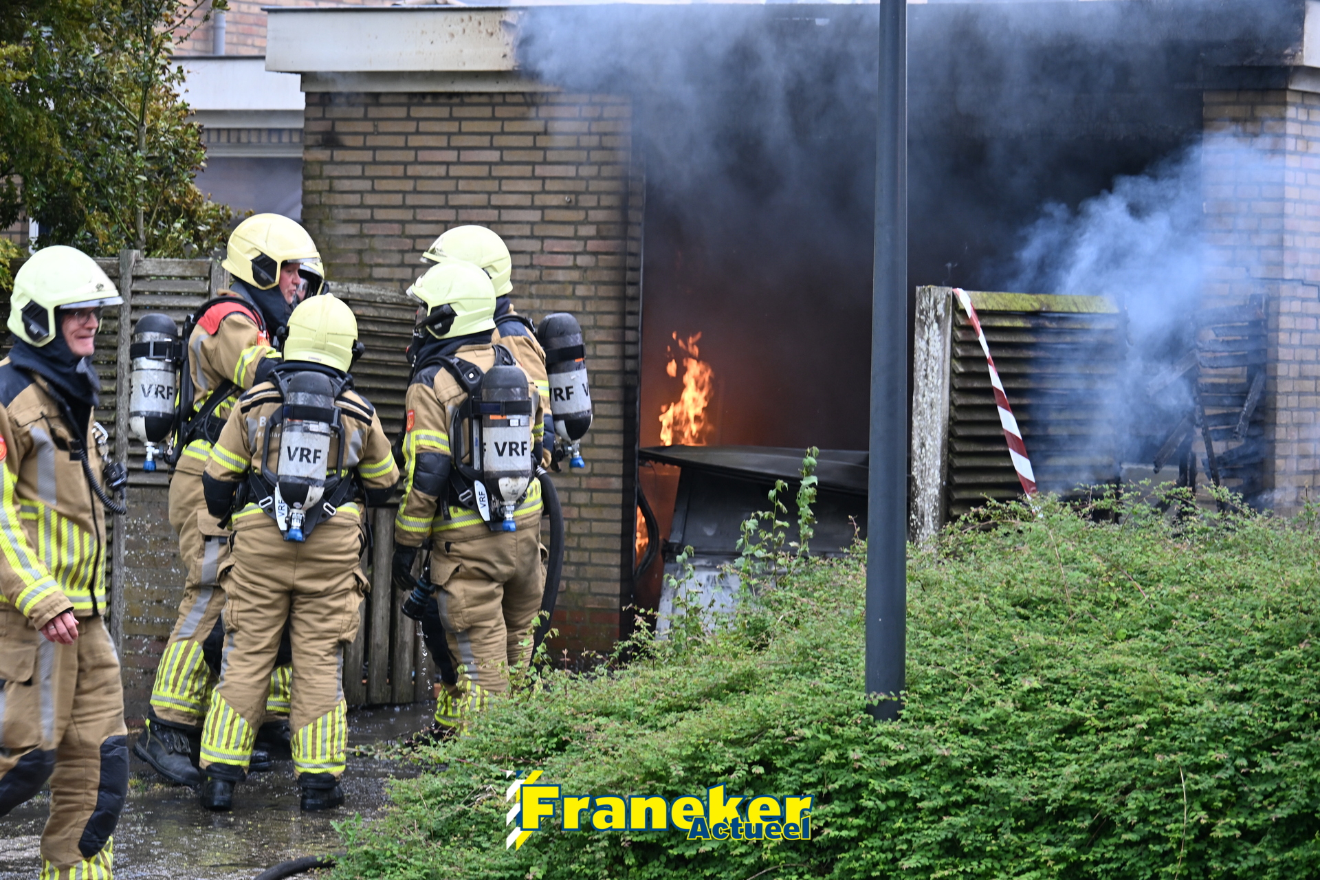 Grote rookwolken bij garagebrand in Franeker; brandweer schaalt snel op