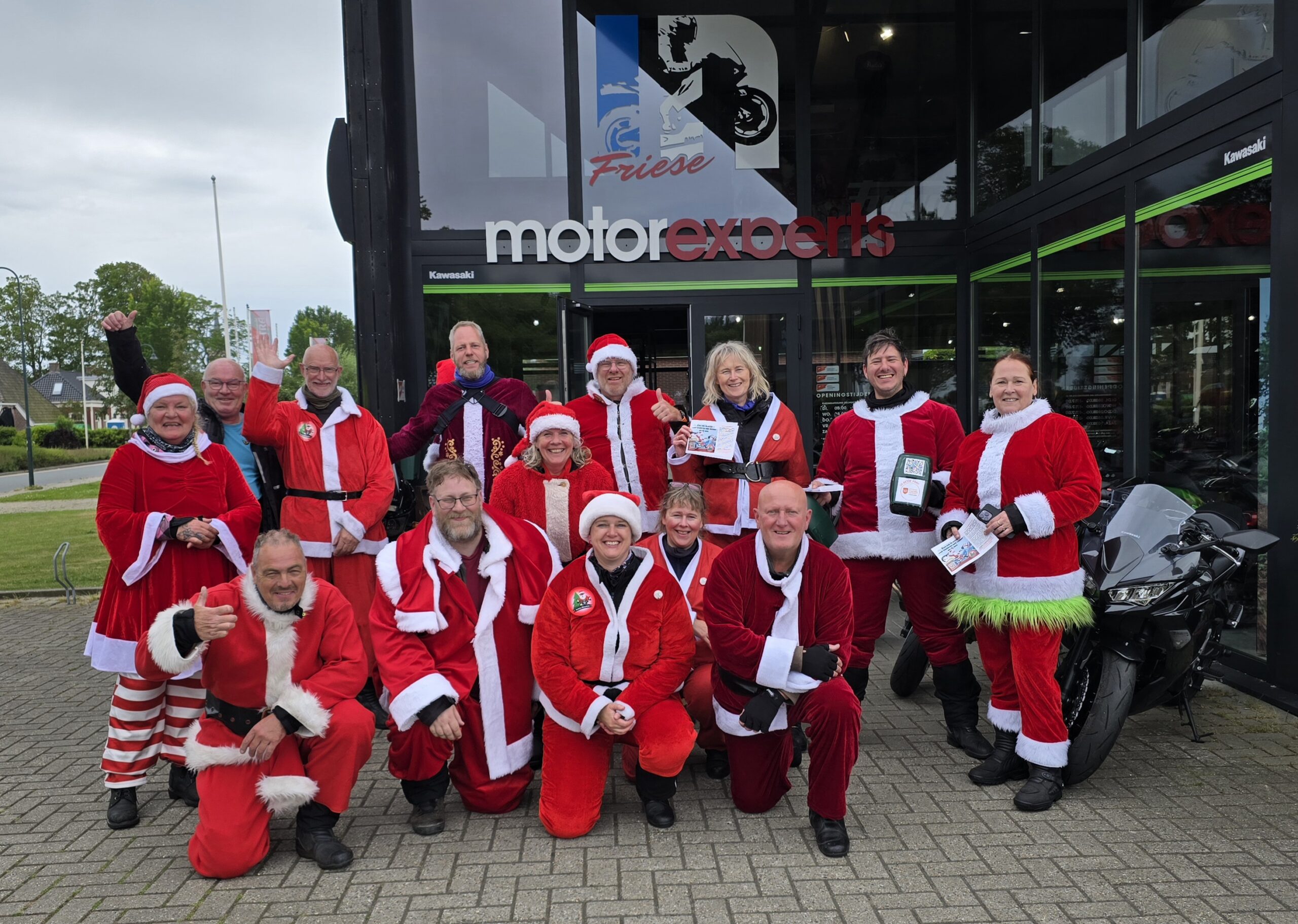 Rijdende kerstmannen zamelen €668 in tijdens Friese zomerrit