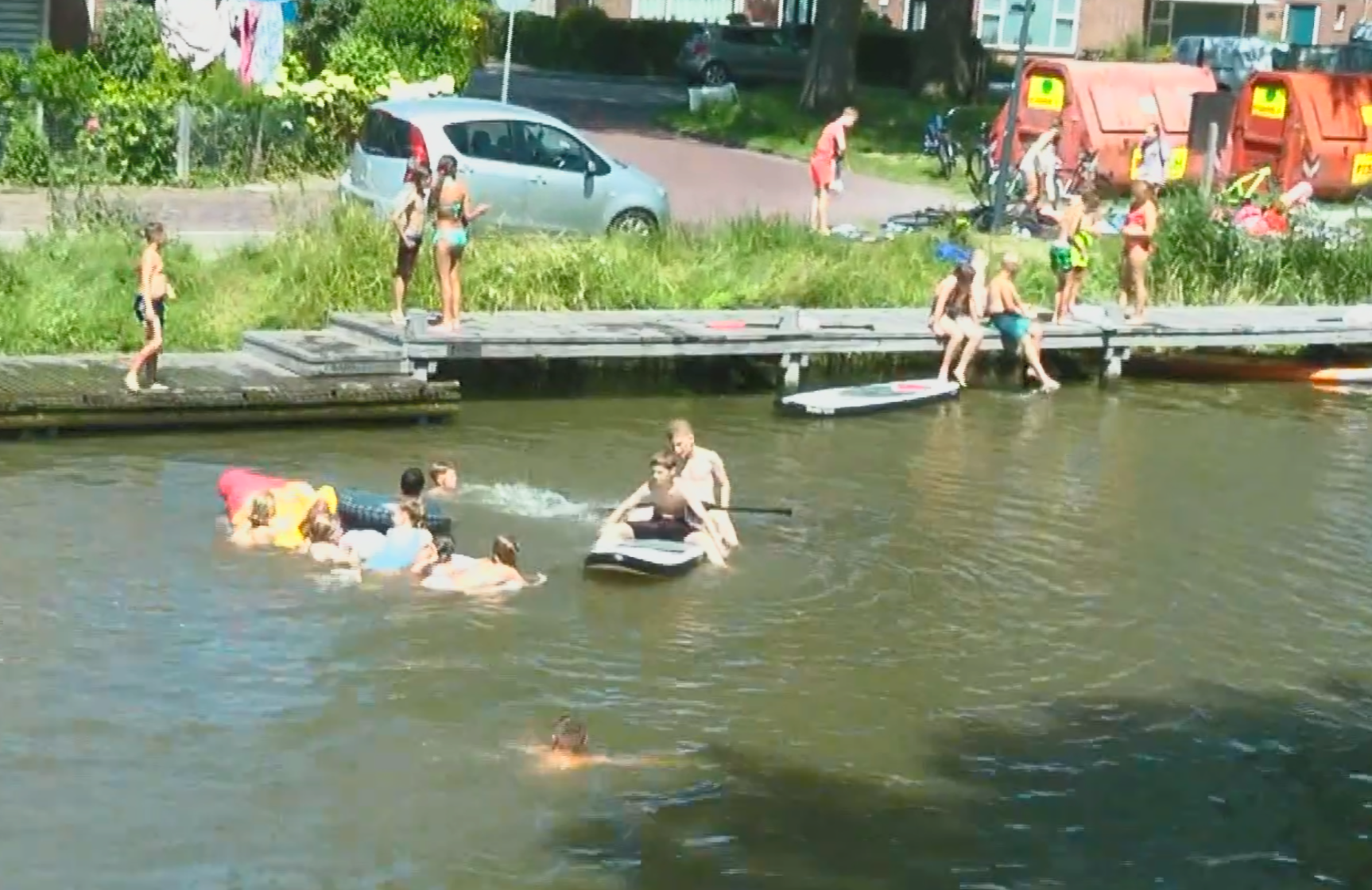 Snikheet Franeker zoekt verkoeling in de Noorder Gracht