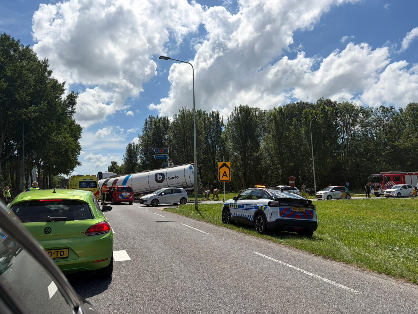 Oplegger blokkeert afrit Franeker, hulpdiensten massaal uitgerukt