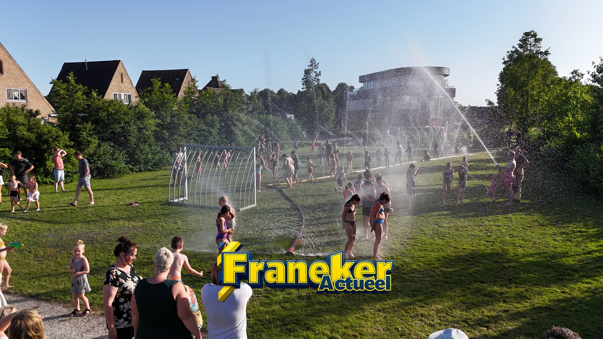 Brandweer Franeker zorgt voor verkoelende zomeravond vol waterpret