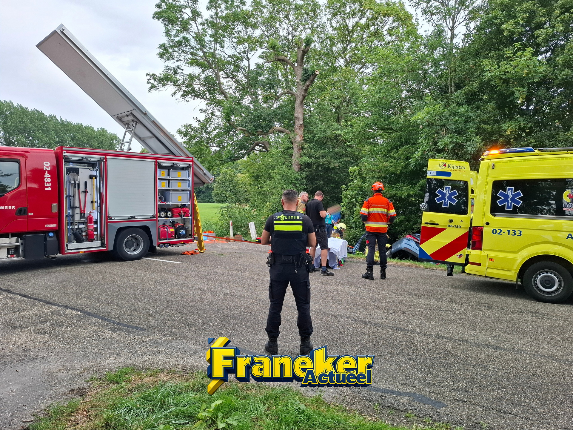 Auto raakt van de weg en belandt in sloot langs Rijksstraatweg bij Franeker