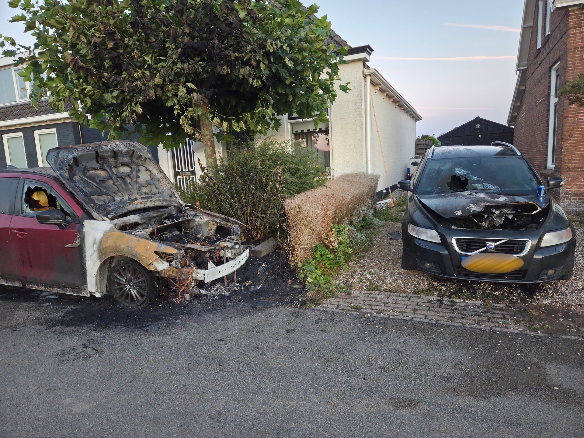 Twee auto’s zwaar beschadigd bij felle autobrand in Bitgummole