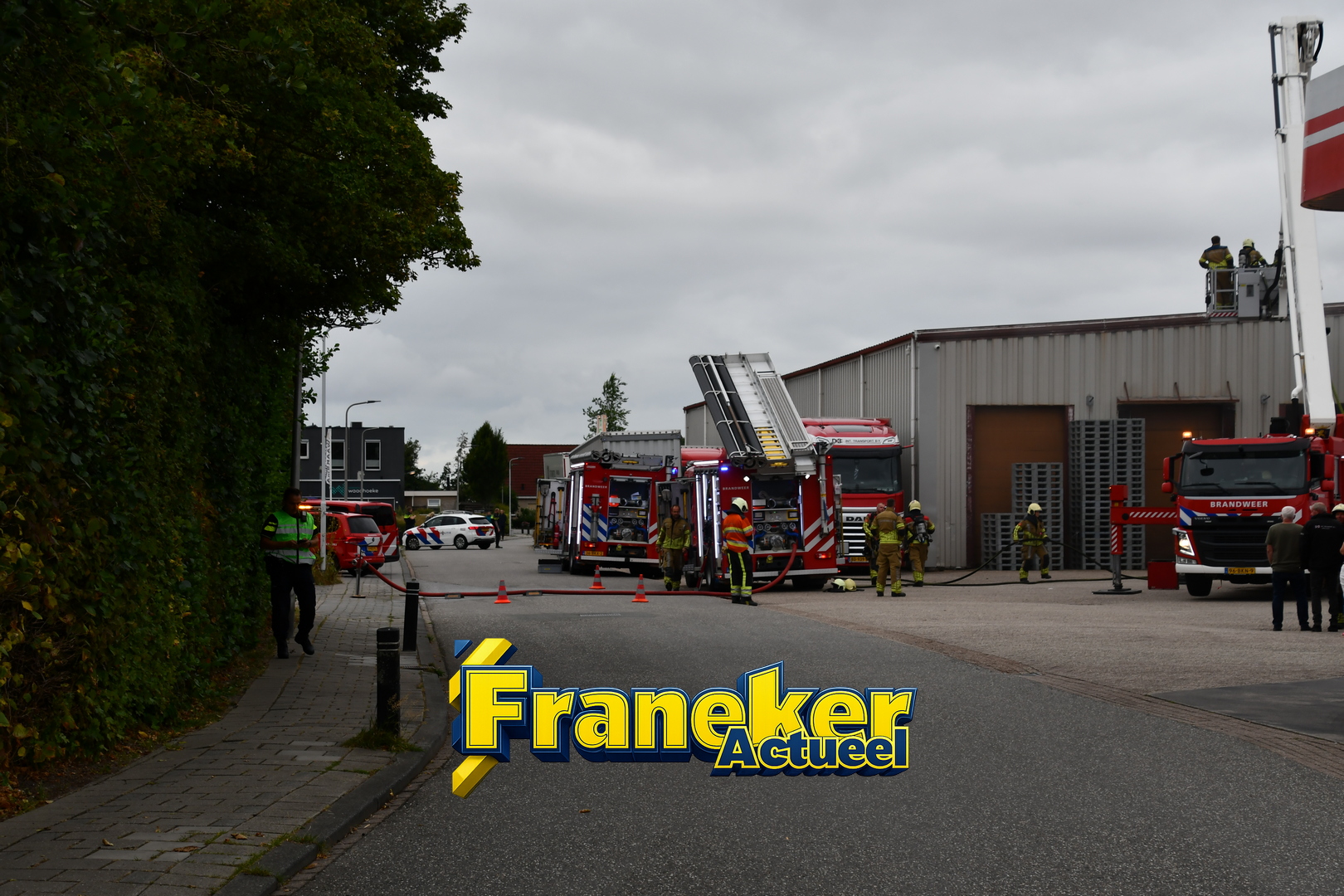 Grote rookontwikkeling bij brand in loods aan Moolnersrak Menaam