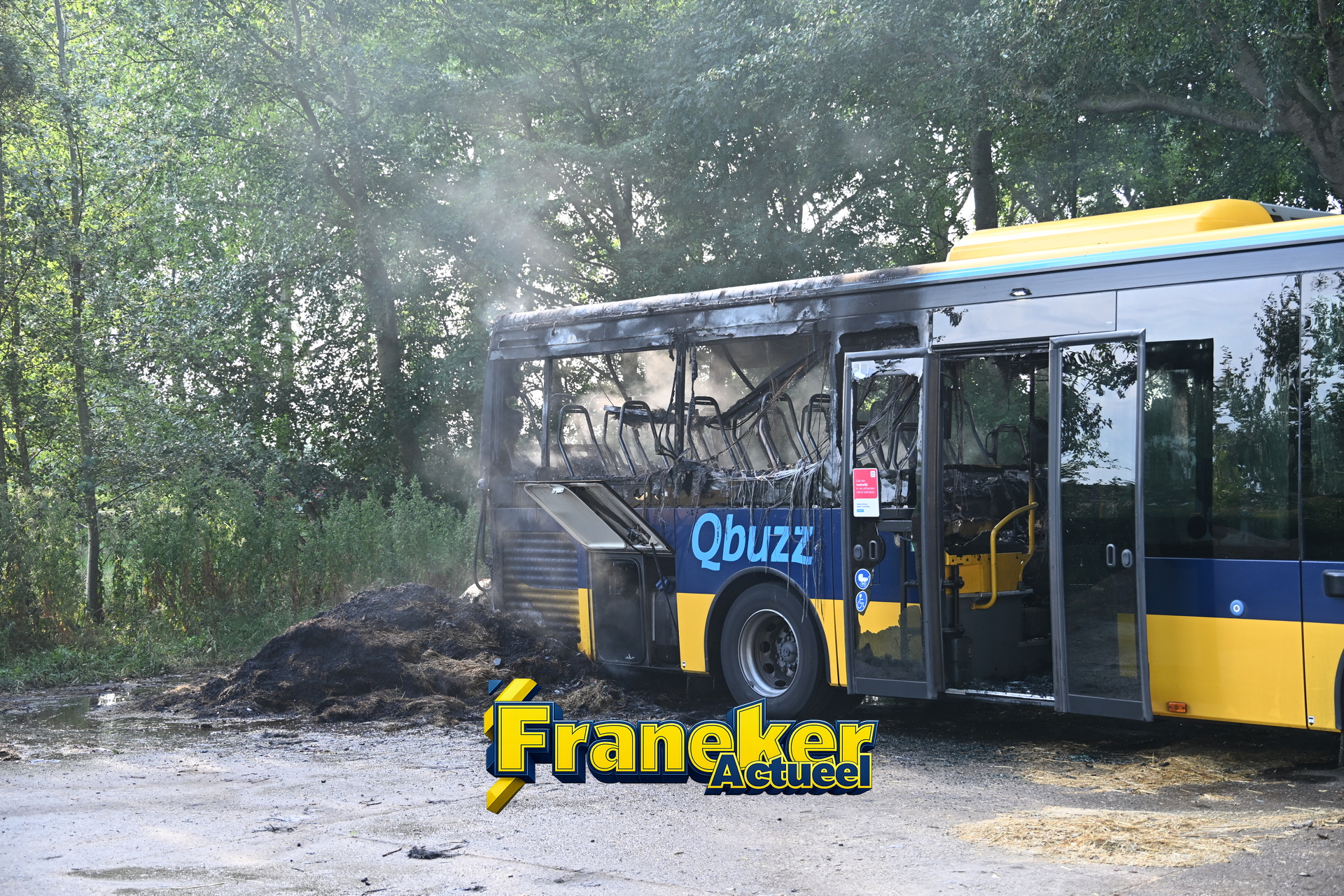 Lijnbus van Qbuzz volledig uitgebrand in Pietersbierum