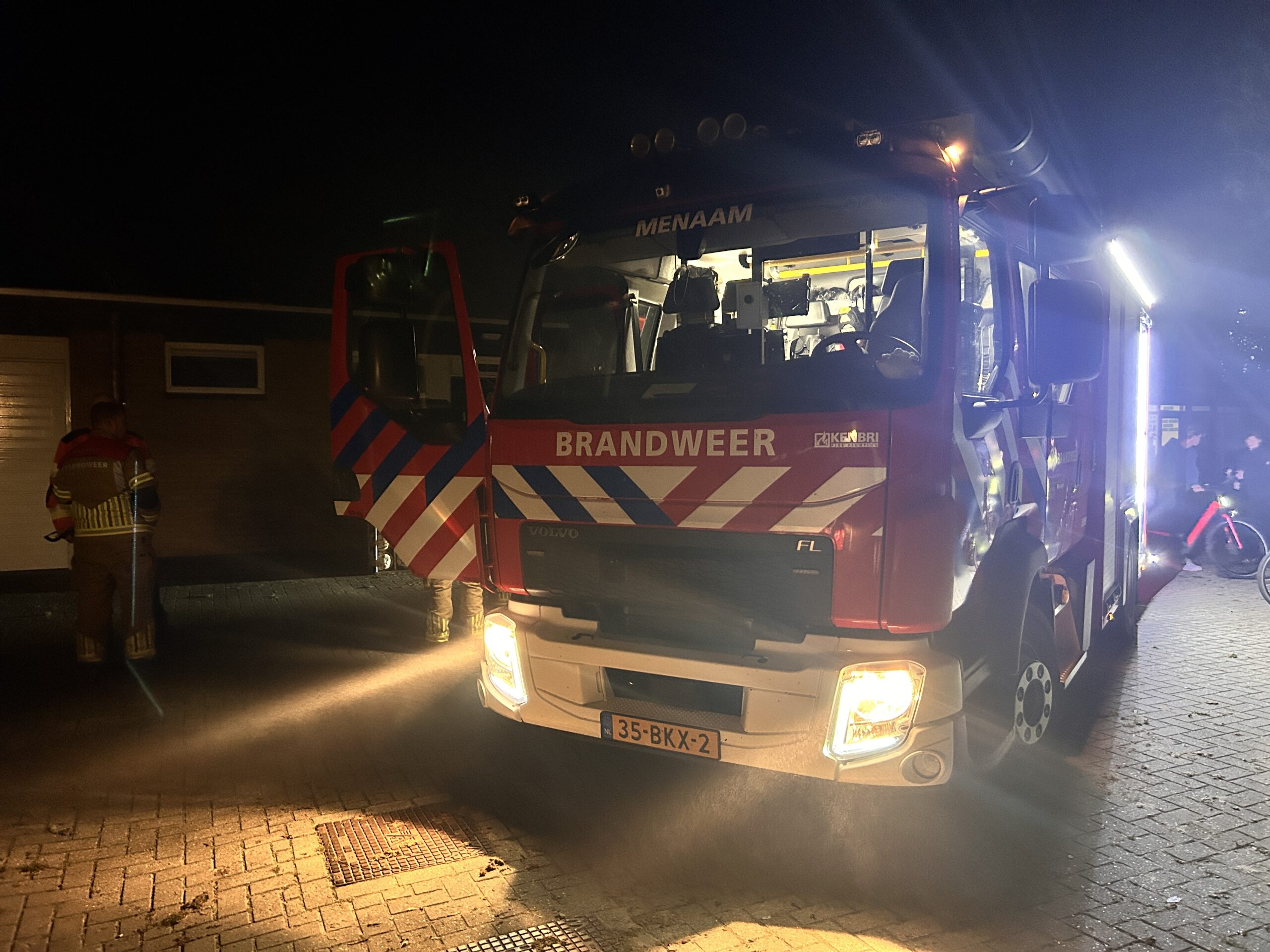 Brand in meterkast zorgt voor duisternis op sportpark Schatzenburg in Menaam