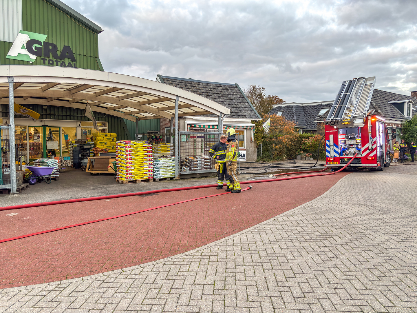 Brand in schuur aan Buterhoeke in Berltsum, man behandeld na rookinhalatie